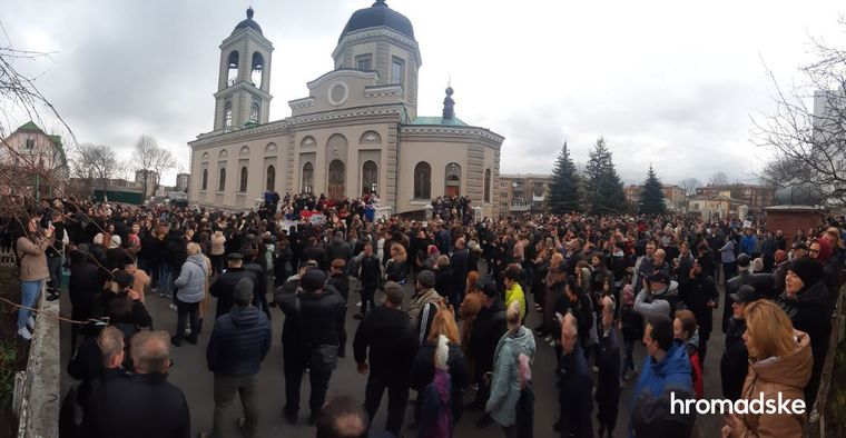 Hundreds of people came to UOC-MP church in Khmelnytskyi, where a soldier was beaten 01