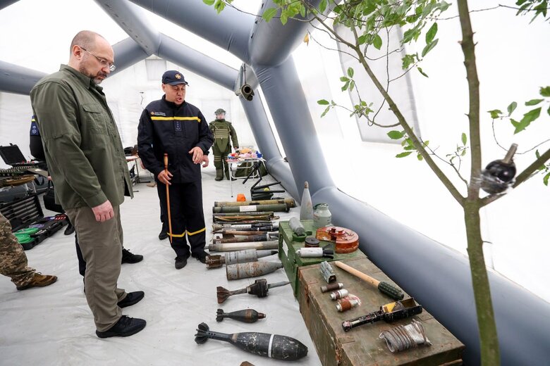 Шмигаль нагородив саперів, які займаються розмінуванням Чернігівщини 04