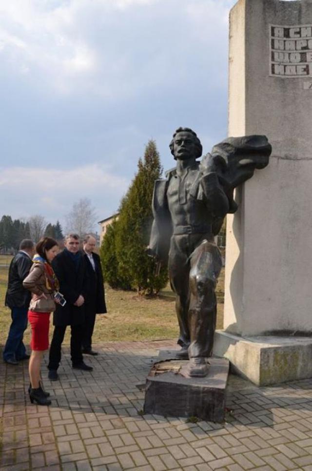 Вандали пошкодили памятник Івану Франку на Львівщині 01 Вандали пошкодили памятник Івану Франку на Львівщині 01