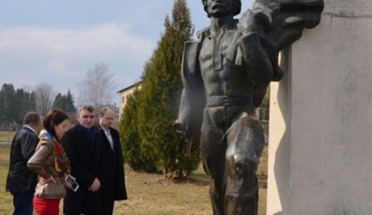 Вандалы повредили памятник Ивану Франко на Львовщине. ФОТО