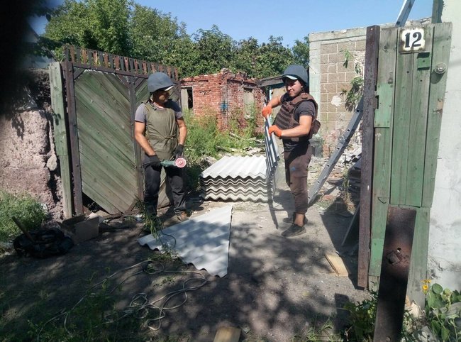 Воїни ООС допомагають жителям Авдіївки відновлювати будинки, зруйновані обстрілами найманців РФ 03
