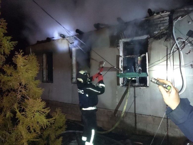 У Станиці Луганській через обстріл горить житловий будинок 02