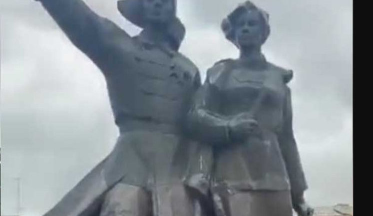 Памятник комсомольцам демонтируют в Коростене. ВIДЕО