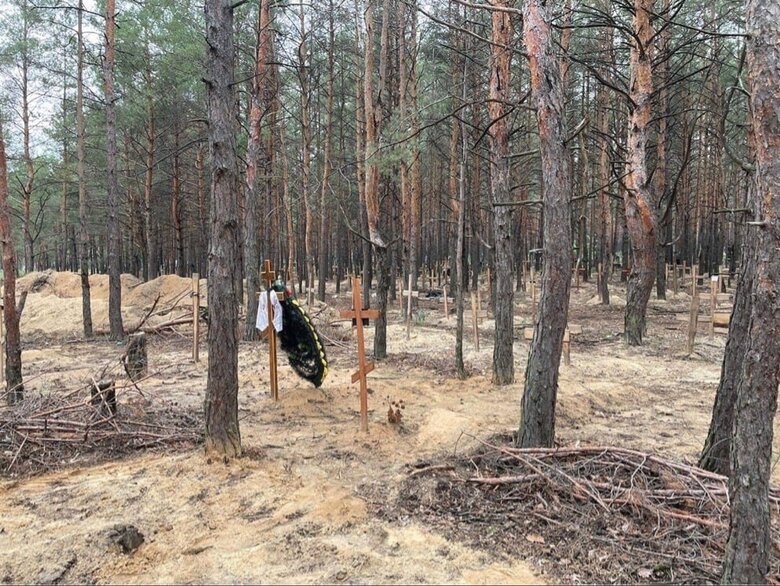 У визволеному Ізюмі виявили масове поховання на 440 тіл, - поліція 09