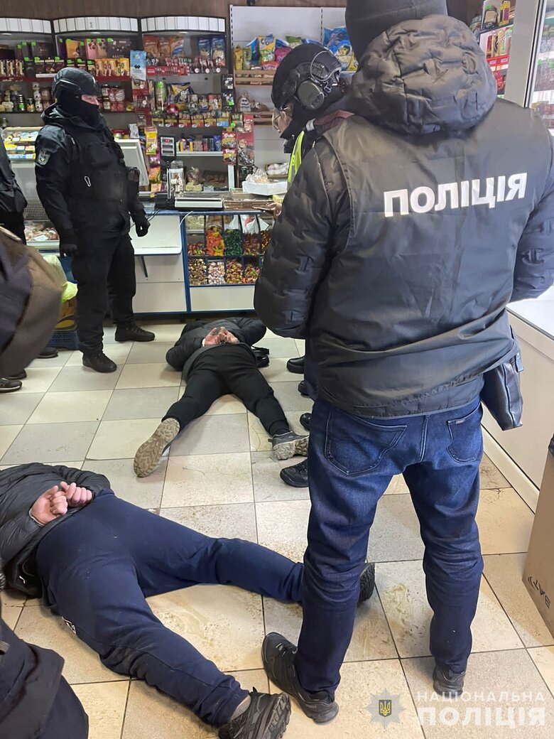 Банду, що займалася вимаганням, викрили на Житомирщині. На чолі був кримінальний авторитет 06
