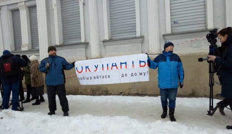 "Окупанти, забирайтесь додому!" - консульство РФ в Харькове забросали яйцами. ВИДЕО+ФОТОрепортаж