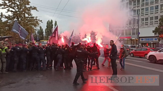 Учасники акції на підтримку Антоненка намагалися перешкодити виїхати машині із заарештованим з подвір’я суду 18 Учасники акції на підтримку Антоненка намагалися перешкодити виїхати машині із заарештованим з подвір’я суду 18