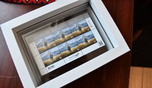 Принцу Чарльзу подарили украинскую марку с российским кораблем. ФОТО