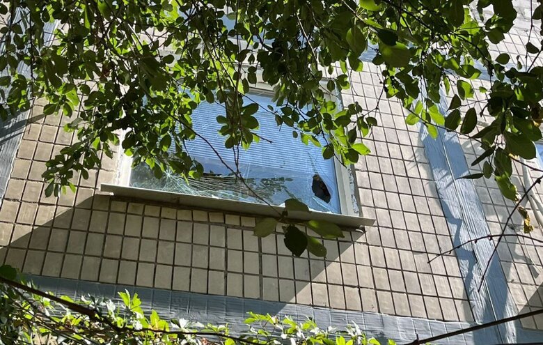 Впродовж дня окупанти били по Нікопольщині дронами та артилерією. Пошкоджені будинки, підприємство, сталося кілька пожеж