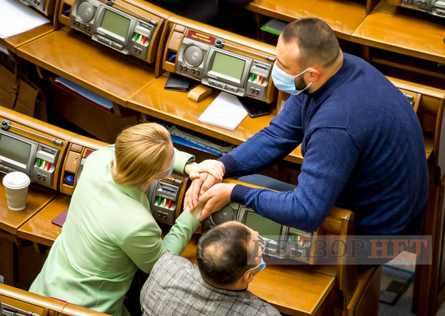 Мисягін у кріслі прем’єра, Яценко і Качура за колоною, краплі Кабанова і поцілунок слуг народу Марченко і Стефанчука, - робота ВР 18 грудня 27