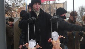 В Кировограде на офисе Табаловых повесили куриные тушки. ФОТО