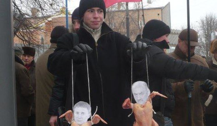В Кировограде на офисе Табаловых повесили куриные тушки. ФОТО
