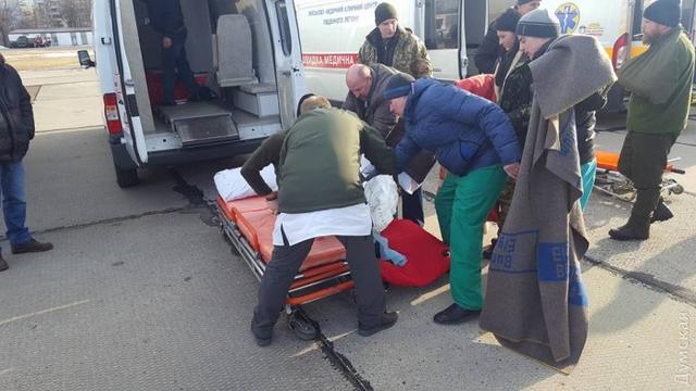 13 поранених військовослужбовців доставлено літаком до Одеси 02 13 поранених військовослужбовців доставлено літаком до Одеси 02