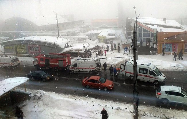 В оккупированной Макеевке рухнул крытый торговый ряд на рынке. Очевидцы сообщают о троих пострадавших 04