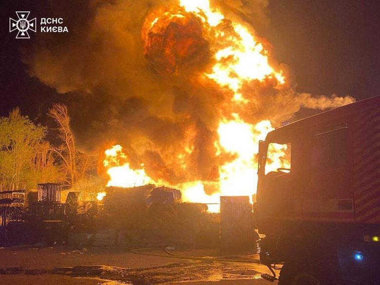 Ракетна атака спричинила пожежі та руйнування у кількох районах Києва