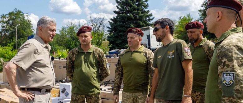 Петро Порошенко привіз партію допомоги воїнам на Харківщину