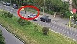Водій Volkswagen збив жінку на пішохідному переході на вулиці Шолом-Алейхема в Києві. ВІДЕО камер спостереження