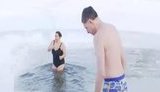 "Давно таких морозов не было! Заходите сами попробуйте!" - крещенские купания в Киеве и Одессе. ВИДЕО