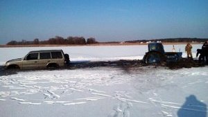 Внедорожник, а вслед за ним и трактор провалились под лед на Черкасщине. ФОТО