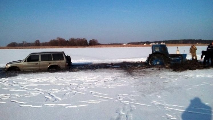 Внедорожник, а вслед за ним и трактор провалились под лед на Черкасщине. ФОТО