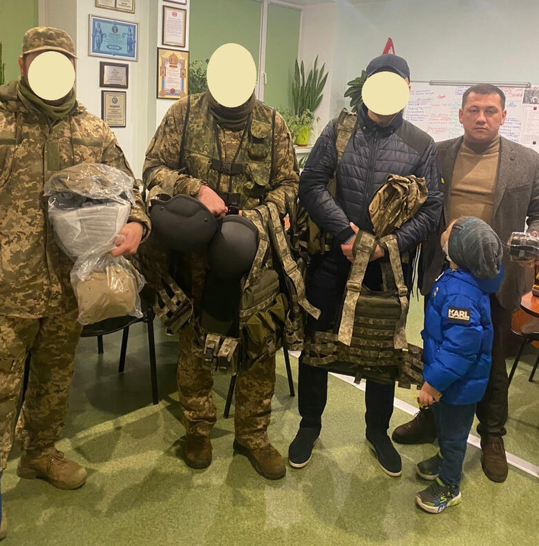 В СІЗО без жодних пояснень. Як правоохоронці та судді розслідують справи проти волонтерів 07