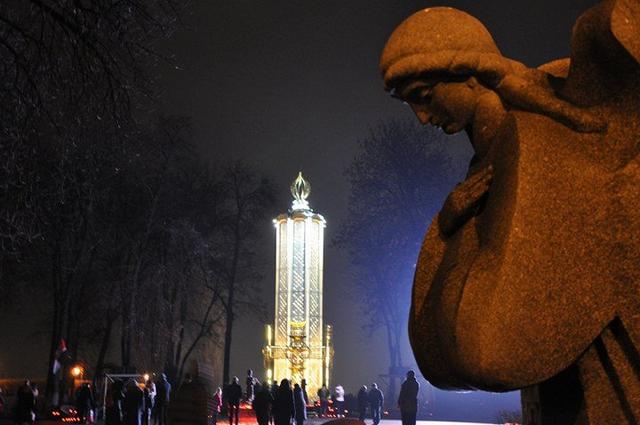 Националисты провели в Киеве акцию памяти жертв Голодомора 11