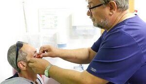Латвійський окулярист Валдіс Валтерс: "У мене бувають пацієнти, у яких куля потрапила знизу в щелепу і пройшла через око"