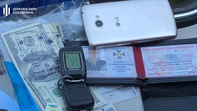 На Николаевщине сотрудник СБУ вымогал у фермера 2 тыс. долл. и 10 т. зерна в качестве взятки, - ГБР 02