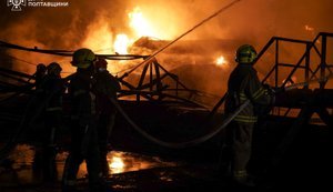 Удар россиян по предприятию в Полтавской области: пожары ликвидированы, пострадавших нет. ФОТОРЕПОРТАЖ