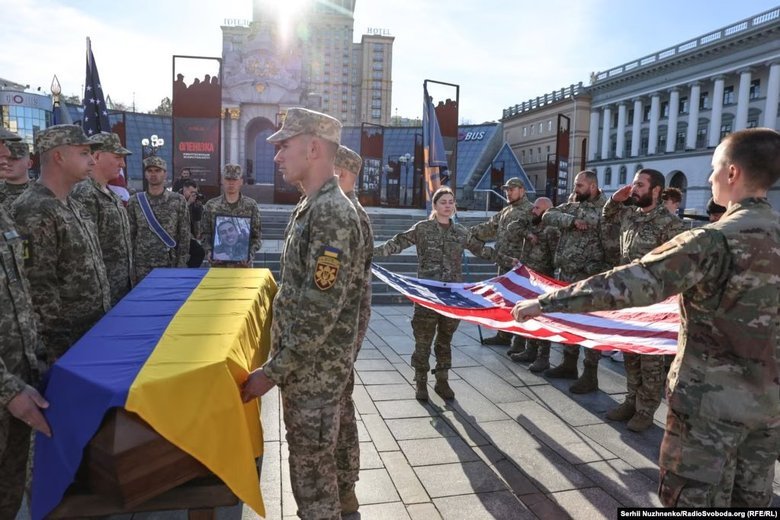 В Киеве простились с добровольцами из США Бенджамином Ю и Спенсером Бернсом Миком