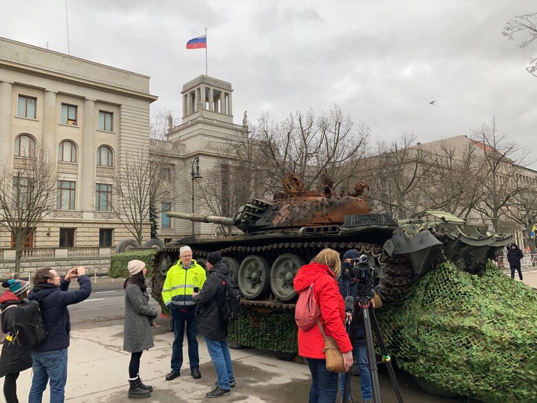 Перед посольством РФ у Берліні встановили підбитий російський танк Т-72 02