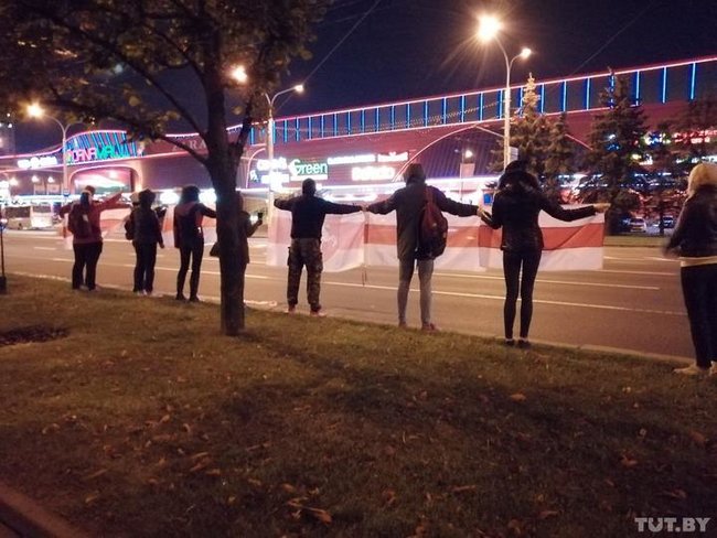 Сотні жінок вийшли на вулиці Мінська з квітами 09