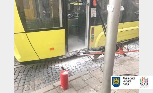 Во Львове во время движения загорелся новый трамвай Электрон 02