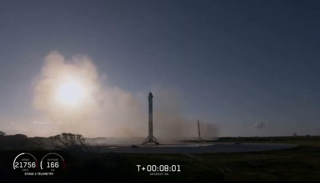 SpaceX успешно запустила самую мощную в мире ракету с грузом 01