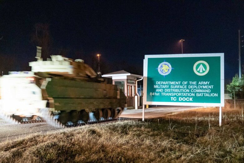 США отправили в Украину 60 БМП Bradley 02