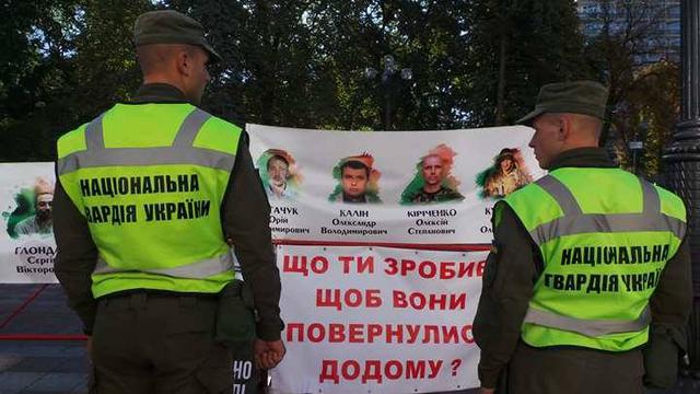 Под ВР проходит митинг родственников военнопленных на Донбассе 02 Под ВР проходит митинг родственников военнопленных на Донбассе 02