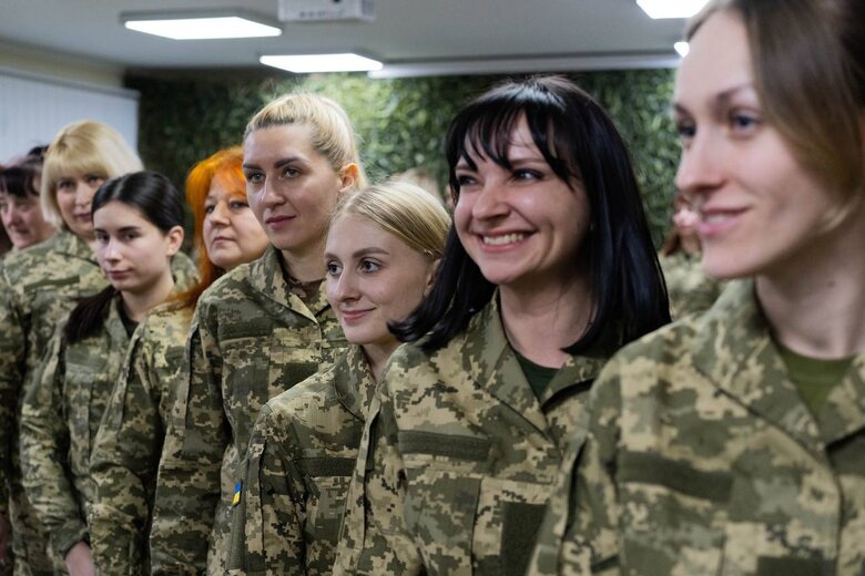 Жіноча військова форма