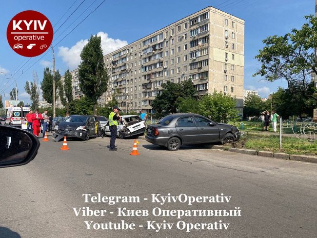 Пытался проскочить на красный: в Киеве таксист-нарушитель устроил масштабное ДТП, двое пострадавших 05