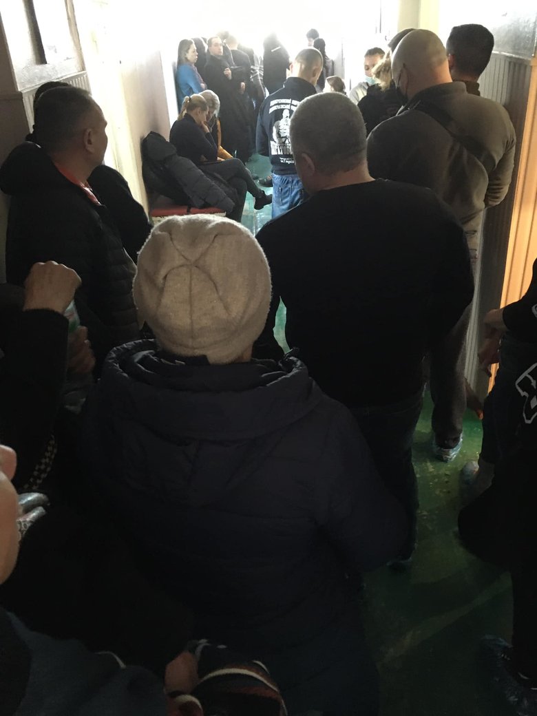 На Сумщині госпіталізували перших поранених українських бійців. Сотні громадян прийшли до лікарні, щоб здати кров 05