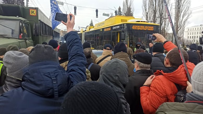 Беги, Вова, беги: Под судом, рассматривающим апелляции относительно меры пресечения для Порошенко, собрались митингующие 06