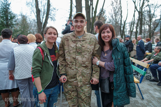 Без рук и без ног, но с жаждой жизни: легендарный Ник Вуйчич встретился с бойцами АТО в киевском госпитале 14
