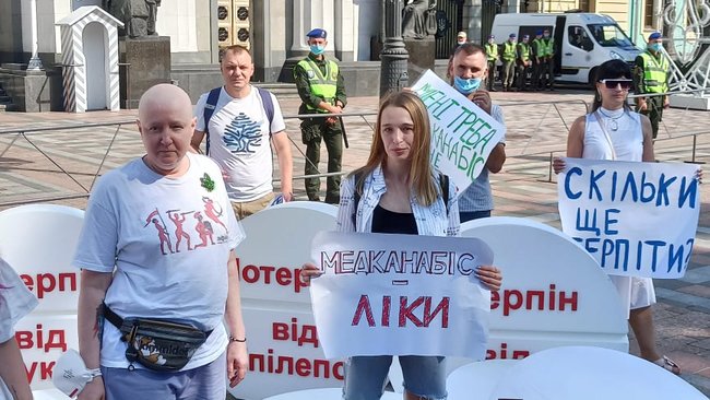 Сколько еще терпеть?: тяжелобольные пациенты пикетируют Раду с требованием легализовать медицинский каннабис 08