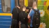 Пасажира, який упав на колії в столичному метро, врятували, але він у вкрай важкому стані в лікарні. ВIДЕО