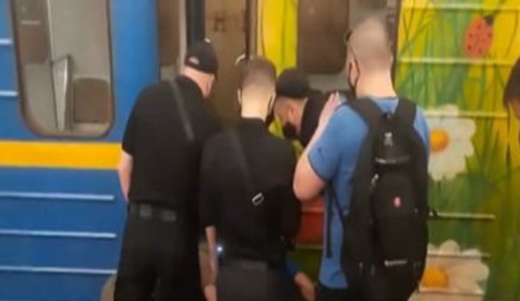 Пасажира, який упав на колії в столичному метро, врятували, але він у вкрай важкому стані в лікарні. ВIДЕО