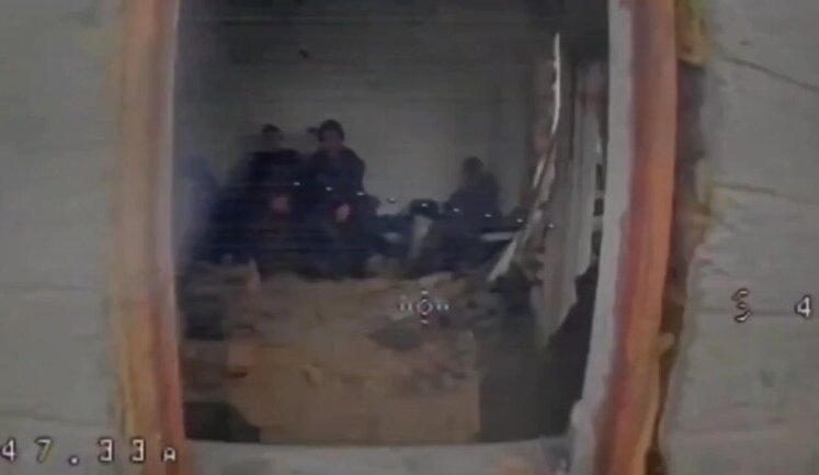 Дрон через вікно залітає у приміщення, у якому сидять четверо окупантів. ВIДЕО