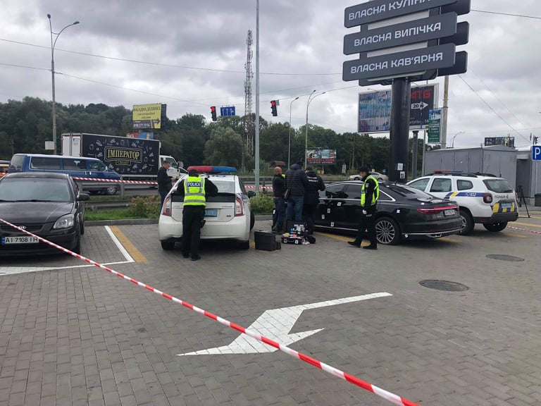Стріляли в автомобіль помічника Зеленського Шефіра, поранено водія 01