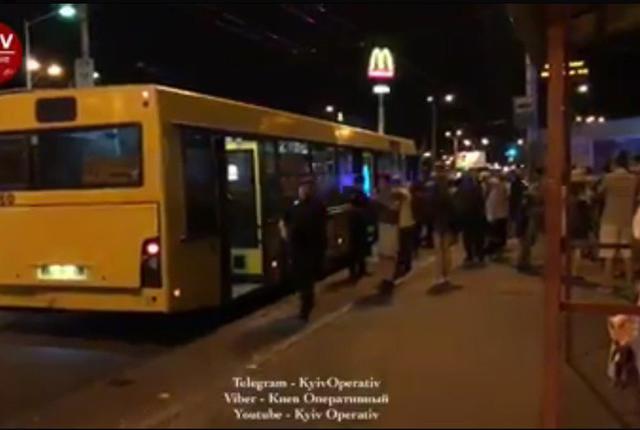 У Києві чоловік влаштував в автобусі бійку зі стріляниною 01