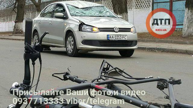 Водитель легковушки сбил велосипедистку в столице 02