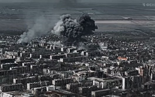 Россияне нанесли удар 3-тонной авиабомбой по Константиновке, снесши целый квартал многоэтажек. ВИДЕО