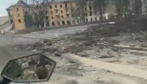 "Освободитель" едет на мотоцикле и снимает безлюдный и уничтоженный Бахмут. ВИДЕО